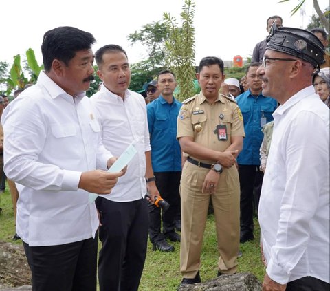Serahkan Sertifikat Tanah di Kabupaten Bogor, Menteri ATR/BPN Ungkap Keuntungan bagi Masyarakat