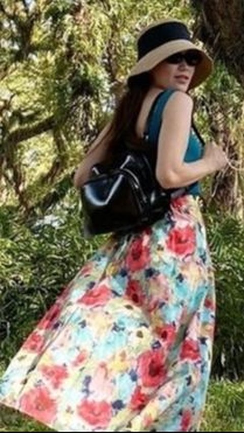 Appearance of Ayu Ting Ting with a floral skirt during a vacation to Banyuwangi.