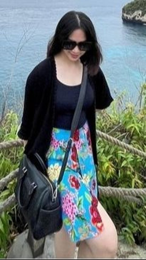 Dinar Salsa juga pernah memakai rok bunga-bunga saat berlibur ke pantai.
