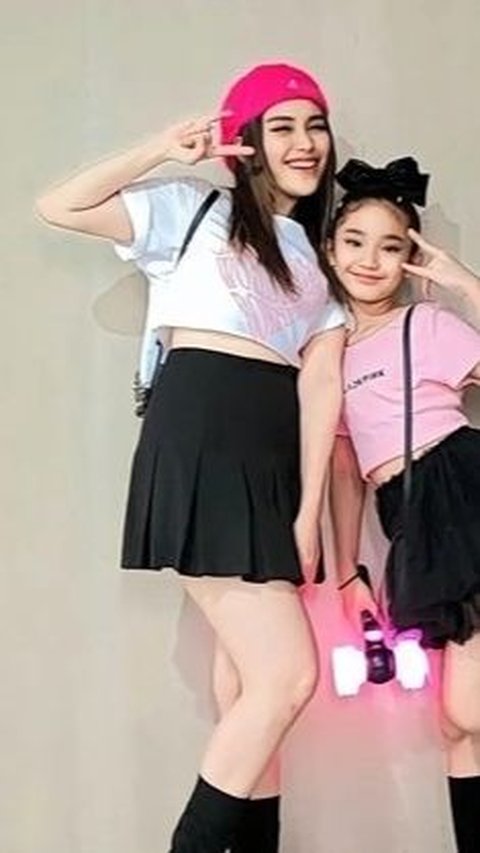 Ayu saat nonton Blackpink juga begitu menggemaskan dengan rok hitam dan kaos putihnya.