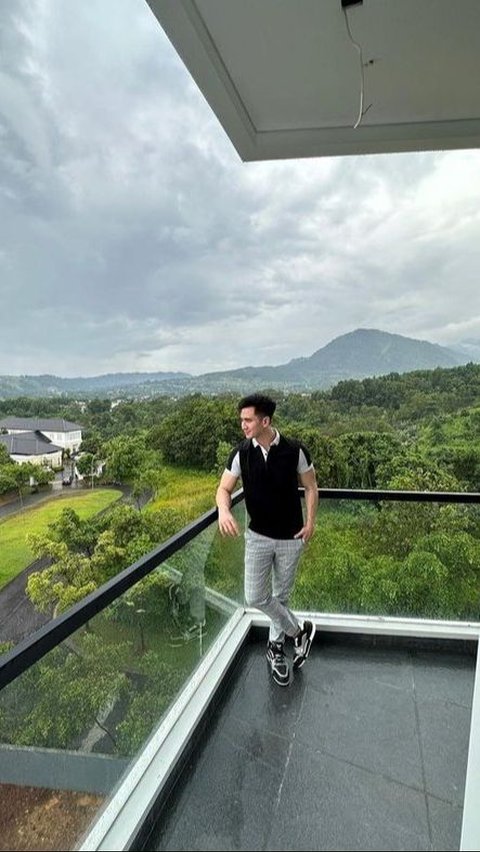 Not only luxurious, Verrel's house also has a beautiful mountain view.