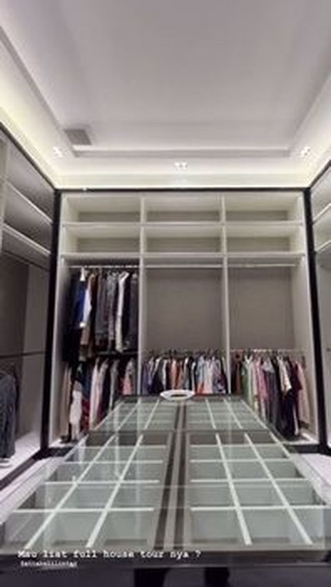 Verrell Bramasta's house is equipped with complete facilities, one of which is a wardrobe room.