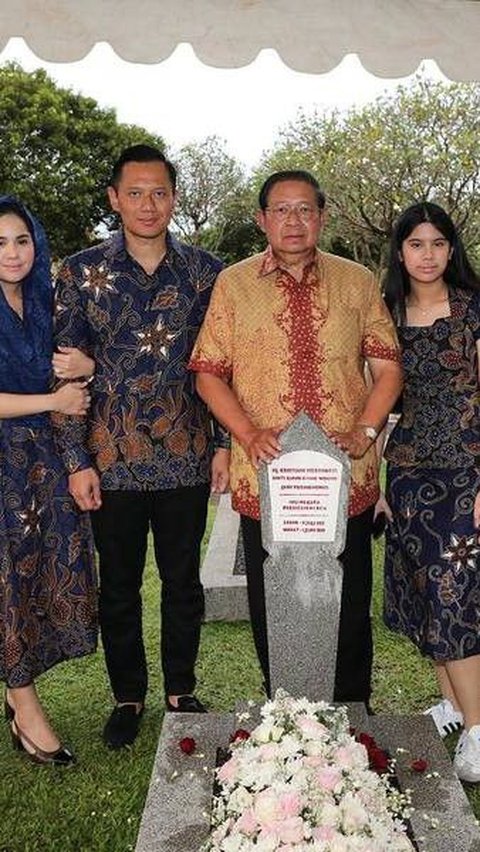 Potret Kompak Annisa Pohan dan Aira Ziarah ke Makam Ani Yudhoyono, Sama-sama Pakai Batik Bak Kakak Beradik