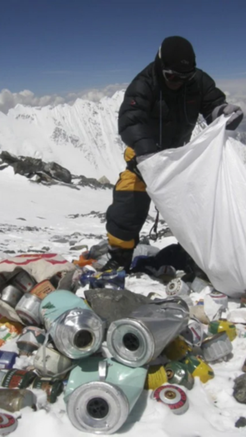 Mount Everest Climbers Now Required to Bring Their Own Poop Bags When ...