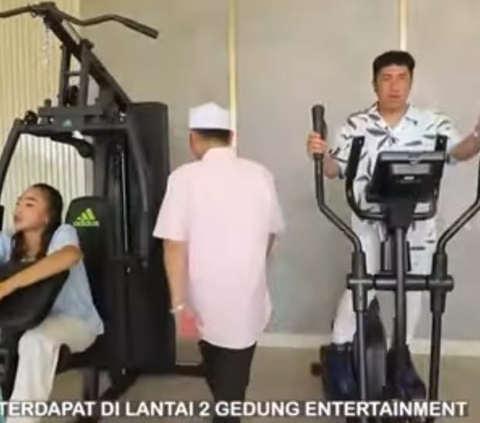 Potret Ruang Olahraga Ustaz Solmed yang Ada di Gedung Entertainment Rumahnya, Mpok Alpa Soroti Hal Ini