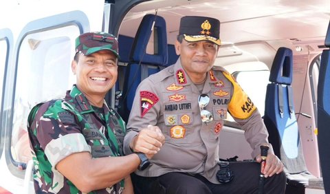 Di foto pertama, keduanya tampak berpose bersama sambil memberikan salam komando.