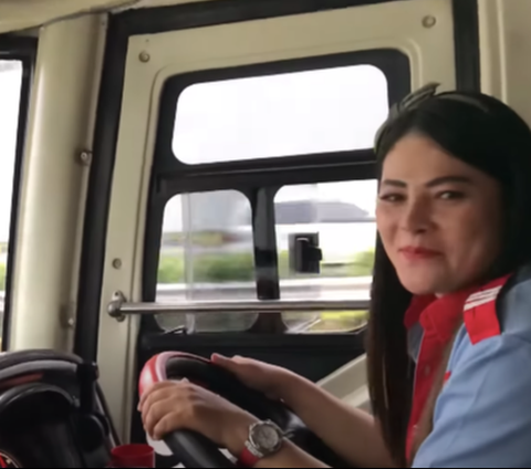 ⁠Liena Ozora Nyetir Bus dengan Santai Sambil Dengarkan Lagu 'Mangku Purel' Masuk ke Gang Sempit