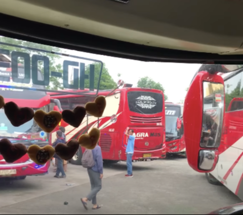 ⁠Liena Ozora Nyetir Bus dengan Santai Sambil Dengarkan Lagu 'Mangku Purel' Masuk ke Gang Sempit