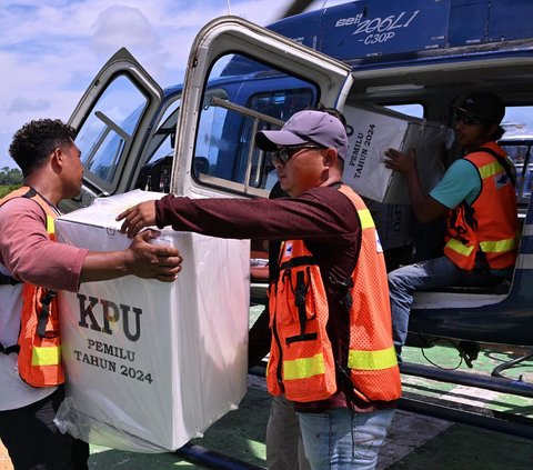 Menjelang pemungutan suara Pemilu 2024 pada 14 Februari mendatang, petugas Komisi Pemilihan Umum (KPU) mulai mendistribusikan kotak suara hingga surat suara ke Tempat Pemungutan Suara (TPS) di berbagai wilayah di Indonesia. Termasuk di wilayah terpencil Papua Tengah. AFP/Adek Berry