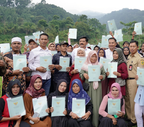 Jajaki Jalan Setapak Persawahan di Desa Gunung Bunder, Menteri ATR Serahkan Sertifikat PTSL
