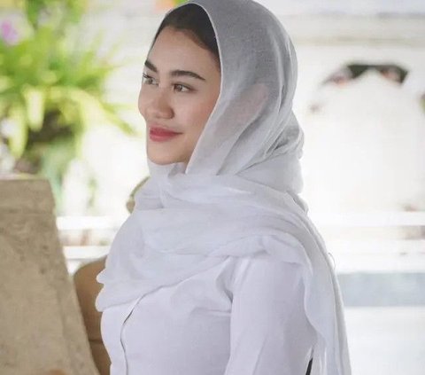 Potret Aaliyah Massaid Tampil Anggun Pakai Kerudung saat Nyekar ke Makam Bung Karno Tuai Pujian