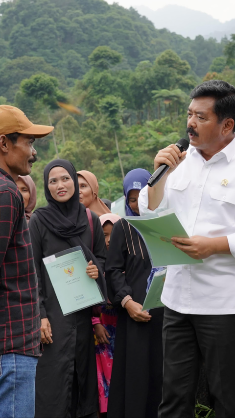 Jajaki Jalan Setapak Persawahan di Desa Gunung Bunder, Menteri ATR Serahkan Sertifikat PTSL