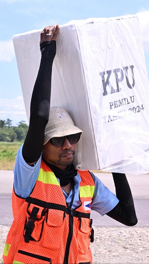 Untuk menjangkau TPS wilayah terpencil di wilayah Papua Tengah, KPU menggunakan helikopter dalam pendistribusian logistik Pemilu 2024. AFP/Adek Berry<br>