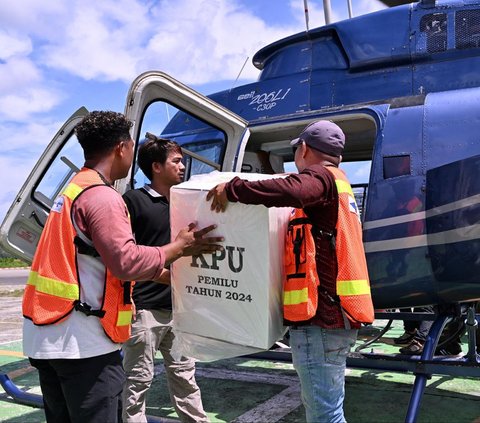 FOTO: Jangkau TPS Terpencil di Papua, Petugas KPU Kirim Logistik Pemilu 2024 Pakai Helikopter