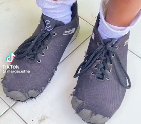 Tak Tega Lihat Sepatu Anak Didiknya yang Sudah Rusak, Aksi Terpuji Guru Ini Tuai Pujian Warganet