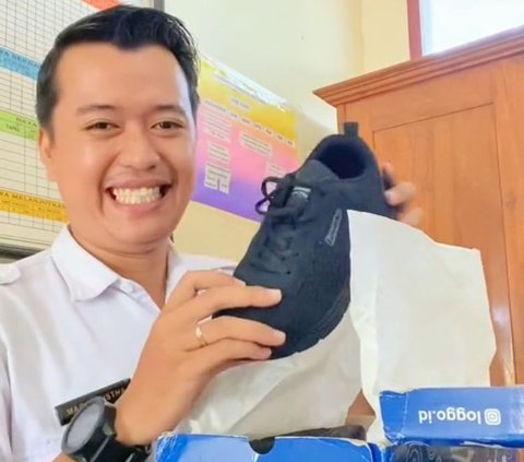 Tak Tega Lihat Sepatu Anak Didiknya yang Sudah Rusak, Aksi Terpuji Guru Ini Tuai Pujian Warganet