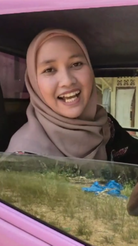 Cantik Miliki Gigi Gingsul, Potret Sopir Truk Wanita Pengangkut Kelapa Sawit Bikin Warganet Salfok
