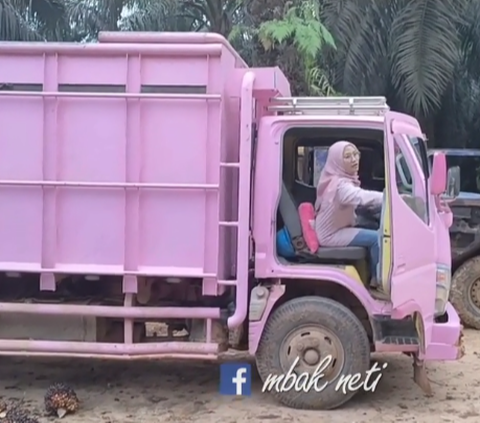 Cantik Miliki Gigi Gingsul, Potret Sopir Truk Wanita Pengangkut Kelapa Sawit Bikin Warganet Salfok