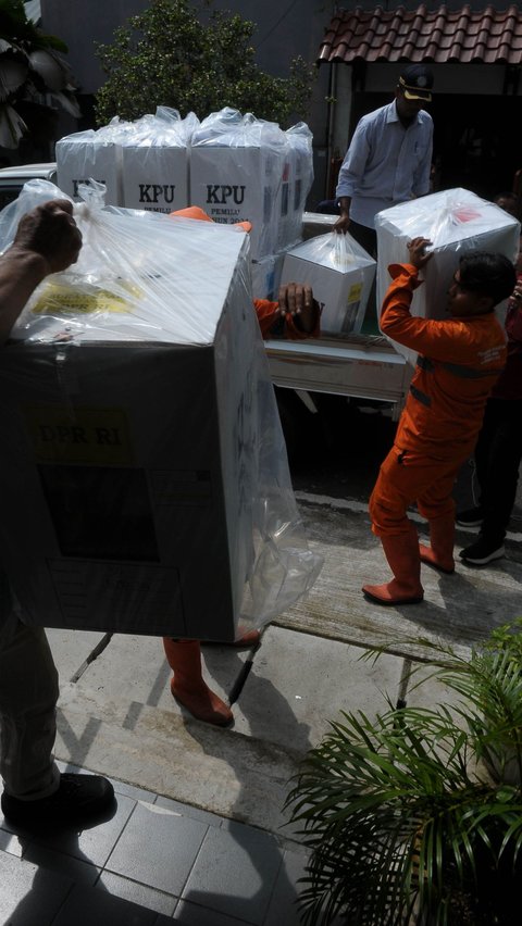 FOTO: Melihat Logistik Pemilu 2024 Mulai Didistribusikan ke 498 TPS di Tanah Abang