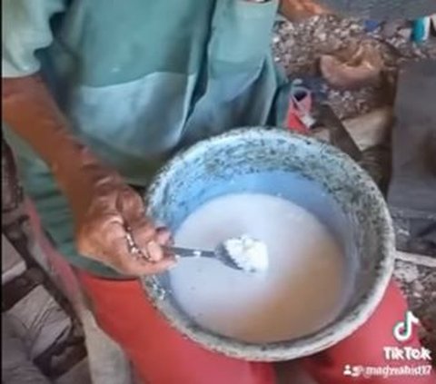 Hidup di bawah garis kemiskinan membuat seorang kakek asal Gorontalo harus rela makan hanya dengan bahan sisa kelapa. Video kakek tersebut sempat viral hingga mendapat banyak sorotan dari warganet.