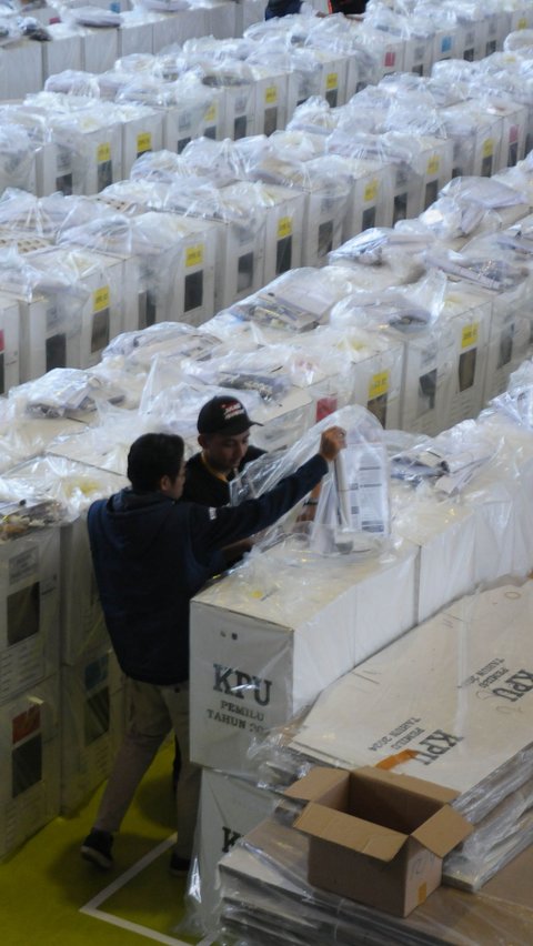 Distribusi logistik Pemilu 2024 ditargetkan sampai ke seluruh tempat pemungutan suara di Ibu Kota paling lambat hari ini, Selasa (13/2). Merdeka.com/Imam Buhori