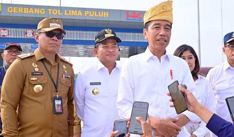 Sembari menunggu pelantikan itu, Adhy sementara ini menjadi Pelaksana harian (Plh) Gubernur Jawa Timur.