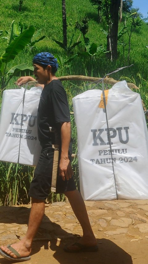 Tak mudah mengirimkan logistik Pemilu 2024 di kawasan Baduy ini. Petugas bersama warga setempat harus berjalan kaki hingga 5 km. Merdeka.com/Arie Basuki