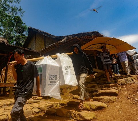 FOTO: Perjuangan Distribusi Kotak Suara Pemilu di Baduy Luar, Petugas dan Warga Jalan Kaki hingga 5 Km