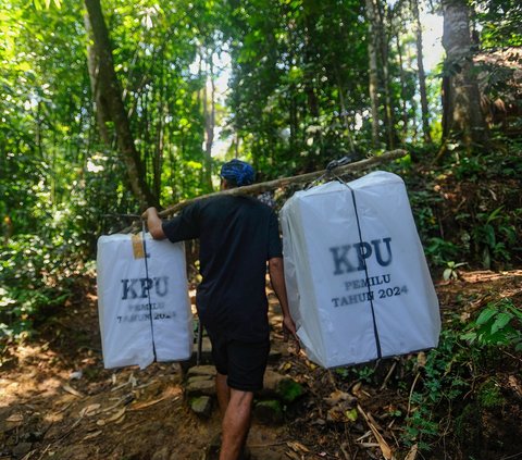 FOTO: Perjuangan Distribusi Kotak Suara Pemilu di Baduy Luar, Petugas dan Warga Jalan Kaki hingga 5 Km