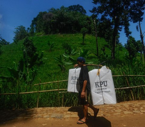 FOTO: Perjuangan Distribusi Kotak Suara Pemilu di Baduy Luar, Petugas dan Warga Jalan Kaki hingga 5 Km
