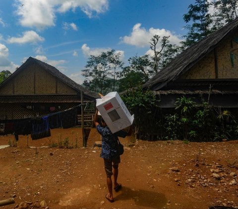 FOTO: Perjuangan Distribusi Kotak Suara Pemilu di Baduy Luar, Petugas dan Warga Jalan Kaki hingga 5 Km