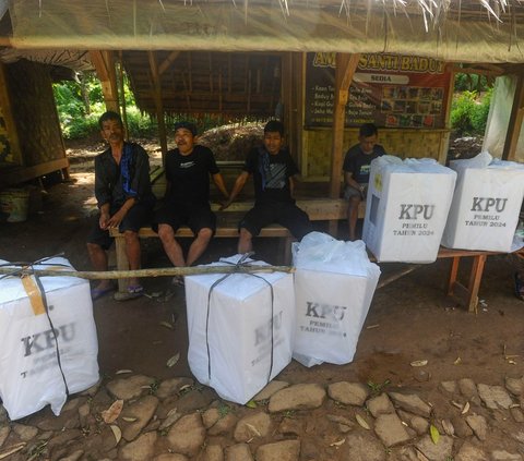 FOTO: Perjuangan Distribusi Kotak Suara Pemilu di Baduy Luar, Petugas dan Warga Jalan Kaki hingga 5 Km