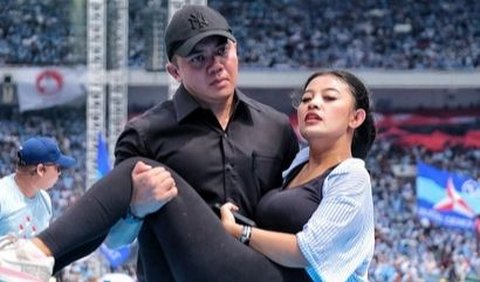 Aksi Mayor Teddy Gendong Wanita Pingsan Viral