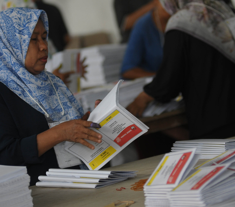 Dia pun sempat merekam sejumlah warga yang keluar rumah. Karena panik, warga langsung berhamburan dan pergi dengan menutup wajah.