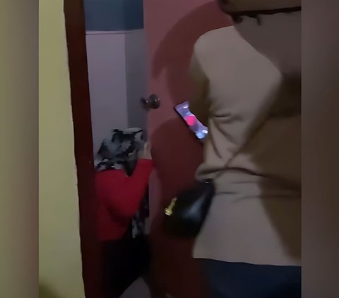 Police Wife Suspected of Cheating Caught in ASN Boarding House in South Sulawesi, Hiding in the Bathroom, Daringly Climbing the Ceiling Like Spider-Man