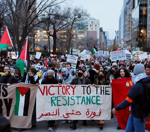 Ribuan orang berkumpul di Union Square, New York City, Amerika Serikat, pada Senin (12/2/2024). Mereka berunjuk rasa memprotes serangan terbaru Israel ke Rafah, bagian selatan Jalur Gaza, Palestina, yang menewaskan hingga 67 orang. Foto: AFP
