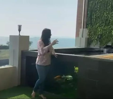 9 Photos of the Balcony in Queen FTV Eriska Rien's Luxury House, Direct Ocean View