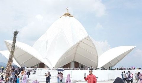 <b>Masjid Al Kamil dan Menara Kujang Sapasang</b><br>