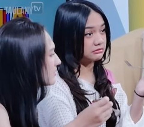 Laura Moane VS Neona Ayu's Style Showdown, Compared Due to Their 'Disgusted' Expression When Tasting Elementary School Snacks