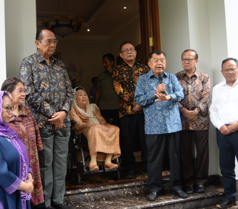 Jusuf Kalla dan Keluarga Mencoblos di TPS 03 Halaman SMA Pangudi Luhur Kebayoran Baru