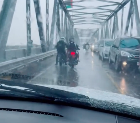 Momen 2 Pria Sigap Bantu Pengendara yang Sedang Dorong Motornya saat Hujan Deras, Aksinya Tuai Pujian