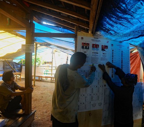 Sejumlah warga Baduy Luar bersama-sama mendirikan bangunan untuk Tempat Pemungutan Suara (TPS) 01 Desa Kanekes untuk Pemilu 2024 di  Leuwidamar, Lebak, Banten, Selasa (13/2/2024). Pemungutan suara Pemilu 2024 akan digelar pada 14 Februari besok. Merdeka.com/Arie Basuki
