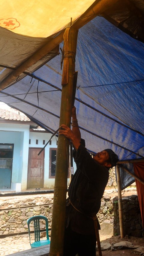 TPS tersebut dibangun menggunakan bambu sebagai tiang penyangganya dan terpal sebagai atap. Merdeka.com/Arie Basuki