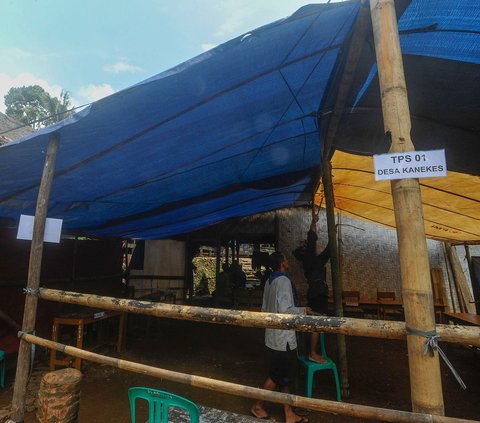 FOTO: Kesibukan Warga Baduy Luar Bangun TPS Jelang Coblosan Pemilu 2024