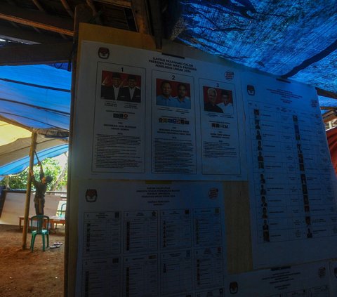 FOTO: Kesibukan Warga Baduy Luar Bangun TPS Jelang Coblosan Pemilu 2024