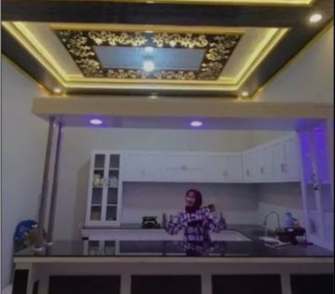 This Former Sexy Dangdut Singer Now Switches Profession to Become a Farmer, Having a Simple House but a Kitchen as Luxurious as a Hotel!