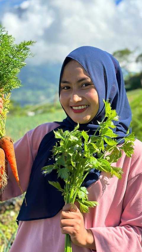 This Former Sexy Dangdut Singer Now Switches Profession to Become a Farmer, Having a Simple House but a Kitchen as Luxurious as a Hotel!