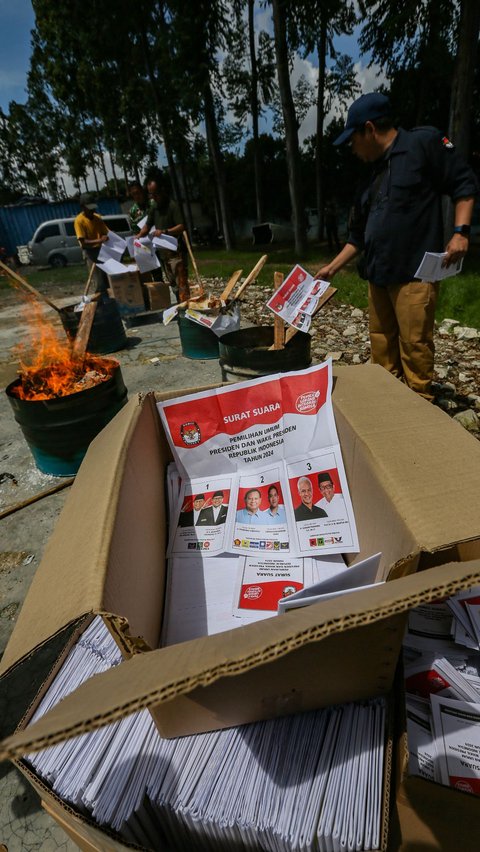 Sebanyak 4.615 surat suara untuk pemilih luar negeri tersebut dimusnahkan KPU karena kelebihan produksi. Liputan6.com/Angga Yuniar