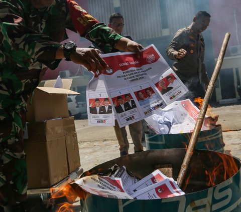 FOTO: KPU Musnahkan Ribuan Lembar Surat Suara untuk Pemilih Luar Negeri, Ini Penyebabnya