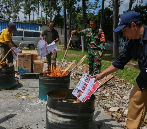 FOTO: KPU Musnahkan Ribuan Lembar Surat Suara untuk Pemilih Luar Negeri, Ini Penyebabnya